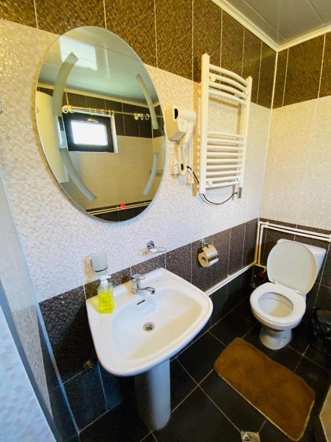 Guesthouse Alpenrose Mestia Bagian luar foto