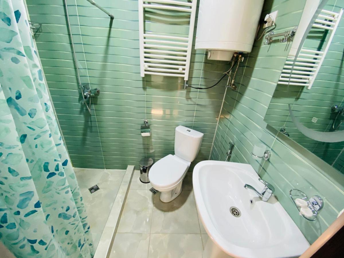 Guesthouse Alpenrose Mestia Bagian luar foto
