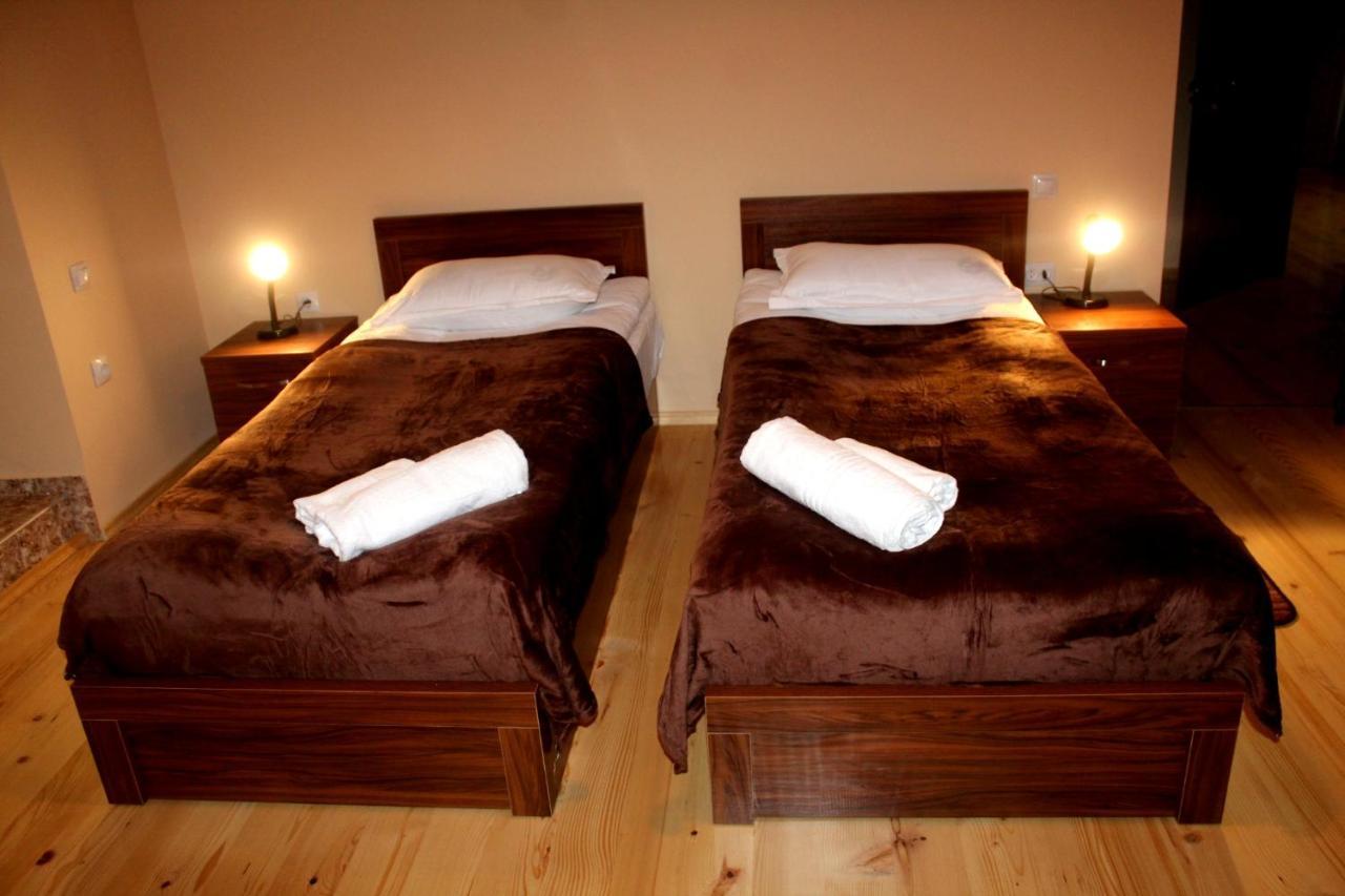 Guesthouse Alpenrose Mestia Bagian luar foto