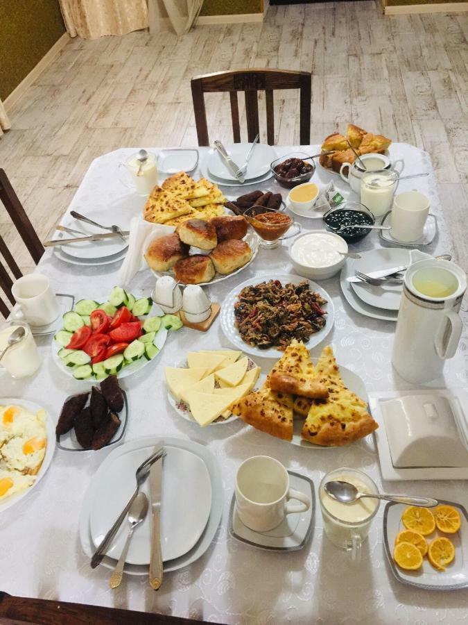 Guesthouse Alpenrose Mestia Bagian luar foto
