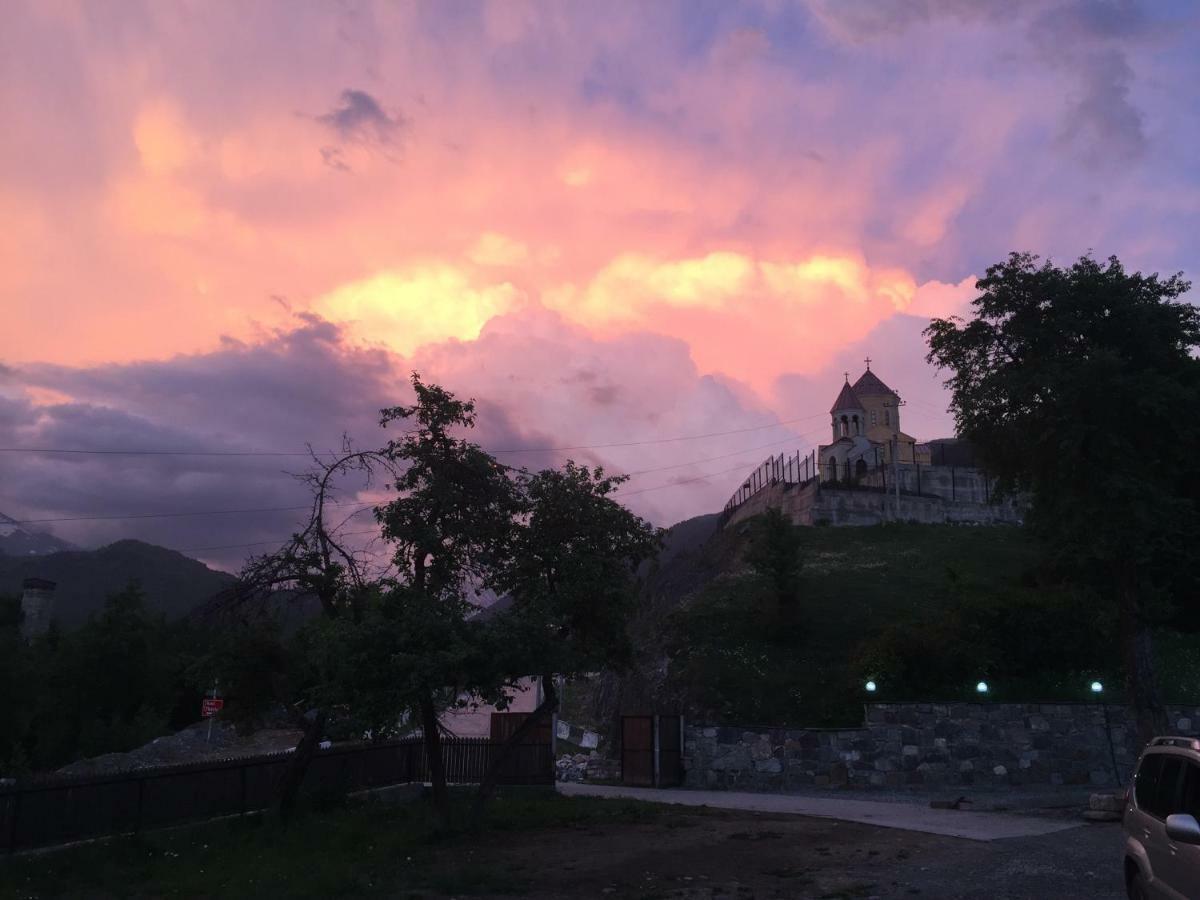 Guesthouse Alpenrose Mestia Bagian luar foto